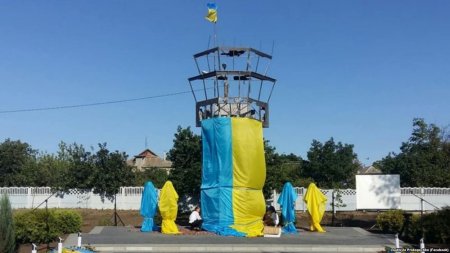 Под Одессой открыли памятник в виде башни Донецкого аэропорта