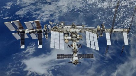 Российский космонавт показал МКС снаружи