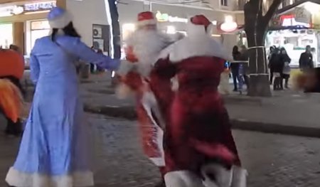В Одессе подрались два Деда Мороза