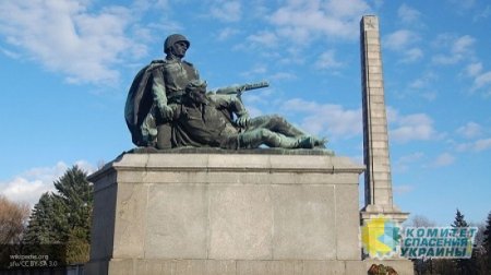Лех Валенса объяснил снос памятников советским воинам в стране