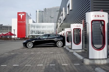 Маск анонсировал появление в Украине «суперчарджеров» Tesla