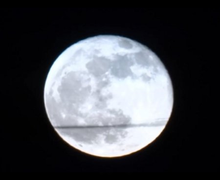 «Новый год начнется с катаклизм»: Нибиру забирает искусственную Луну в другую звездную систему
