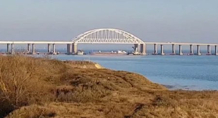 В Сети появилось видео с записью перекрытия Керченского пролива