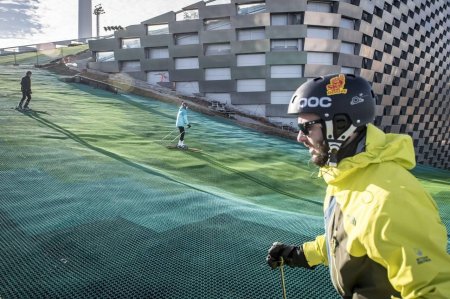 На крыше мусоросжигательного завода в Копенгагене открыли горнолыжную трассу