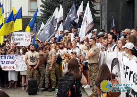 В Киеве националисты прорвали кордон полиции у Офиса президента