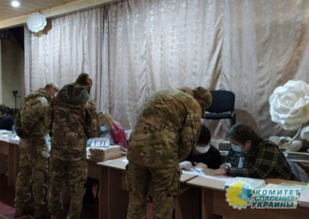 В село под Мариуполем привезли для голосования военных
