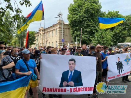 Националисты, волонтеры и ветераны АТО бузили в центре Киева
