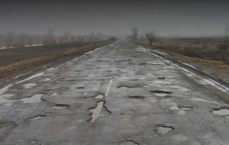 Латка на латке: шокирующее состояние дороги на главной улице Киева (ФОТО)