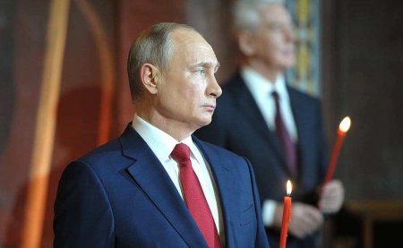 Молча склонился у гроба: Путин простился с погибшим главой МЧС (ФОТО, ВИДЕО)