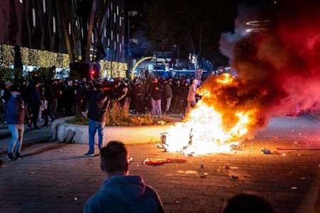 Две ночи погромов: Нидерланды охватили антикарантинные протесты (ВИДЕО)
