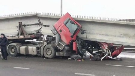 Страшная авария под Ростовом: огромная балка пробила кабину грузовика (ФОТО, ВИДЕО)
