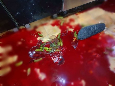 Под Киевом мужчина истёк кровью, порезавшись банкой с огурцами (ФОТО 18+)