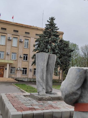 В Геническе антифашисты восстановили памятник Ленину на центральной площади