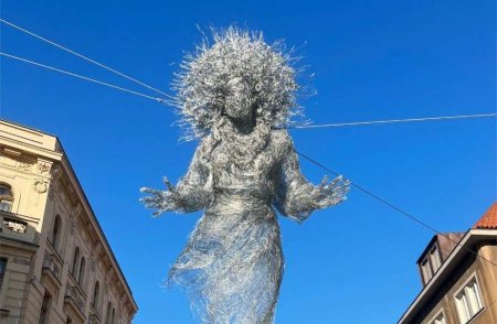 Жуткая скульптура в честь украинских матерей появилась в центре Праги (ФОТО)