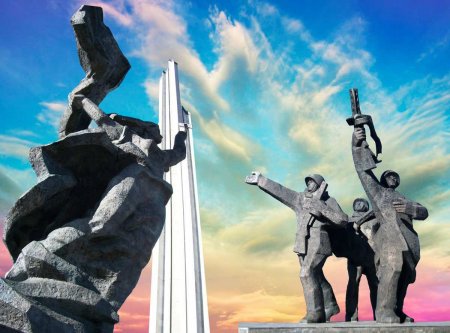 Забвению не подлежит: Минобороны России о сносе в Риге памятника освободителям города (ФОТО)