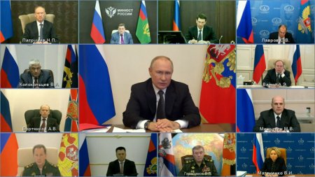 Президент на совещании с членами Совбеза поручил создать штабы территориальной обороны