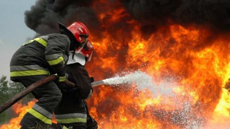 Взрыв и огромный пожар под Питером (ФОТО, ВИДЕО)
