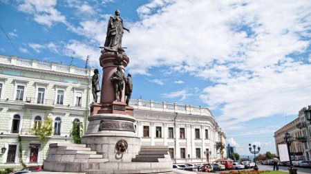 В Одессе начинается снос памятника основательнице города Екатерине II (ВИДЕО)