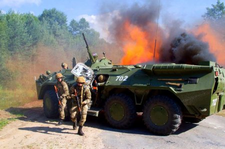 Сожжённая колонна бронетехники НАТО, пытавшаяся атаковать позиции Армии России (ВИДЕО)