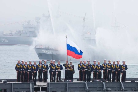 Министр обороны Китая встретился с главкомом ВМФ России