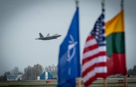 Литва призывает НАТО разместить войска у границы с Россией