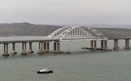 ПВО сбила ещё одну вражескую ракету над Крымским мостом (ФОТО, ВИДЕО)