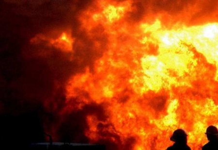 Сильный пожар в грузовом терминале Новороссийска (ФОТО)