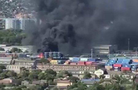 Сильный пожар в грузовом терминале Новороссийска (ФОТО)