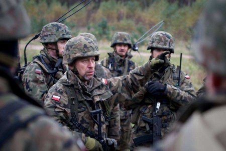 Польские военспецы ремонтируют повреждённую бронетехнику ВСУ на Украине