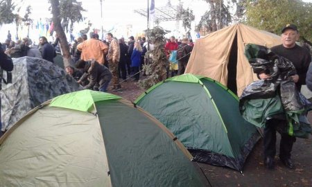 По пути Украины: прозападная оппозиция установила палатки на проезжей части в Белграде (ФОТО, ВИДЕО)