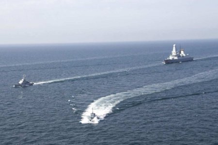 Катера хуситов атаковали военный корабль США в Красном море, — СМИ