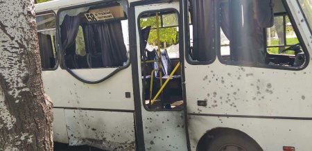 Враг ударил по автобусу у вокзала в Донецке (ФОТО, ВИДЕО)