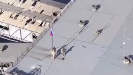 На крыше цеха Авдеевского коксохима водрузили флаг России