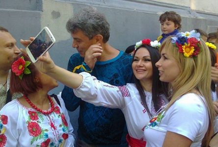 СФ проверит данные об участии Немцова в антироссийском марше вышиванок в Одессе