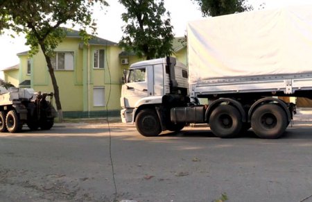 Украинские снаряды разорвались вблизи грузовиков с гуманитарной помощью