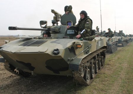 Российские десантники вместе с бронетехникой десантировались в Сербии