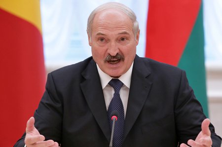 Лукашенко призвал не "щемить" Белоруссию и "не водить за шиворот как щенка"