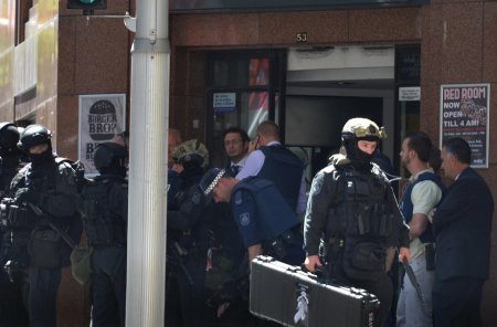 В центре Сиднея террорист с исламским флагом захватил десятки заложников — хроника событий