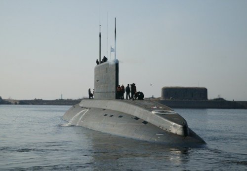 На подлодке «Ростов-на-Дону» подняли флаг ВМФ