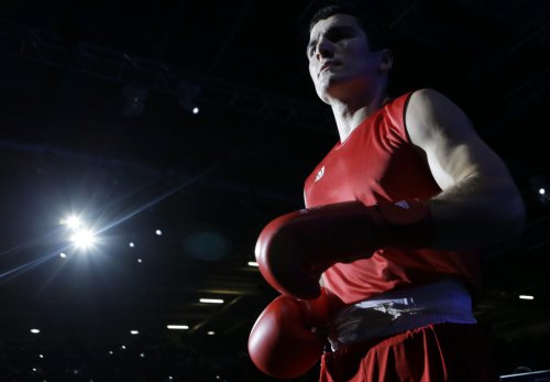 Российский боксер Артур Бетербиев нокаутировал бывшего чемпиона мира Габриэля Кампильо