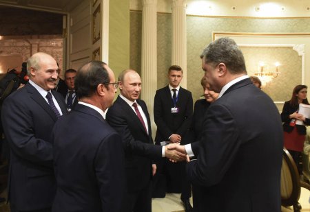 СМИ: Украинскому ТВ запретили показывать рукопожатие Владимира Путина и Петра Порошенко