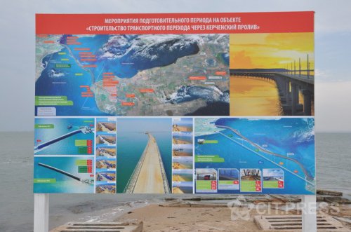 По технологическому мосту (РМ-1) через Керченский пролив прошли первые грузовики.