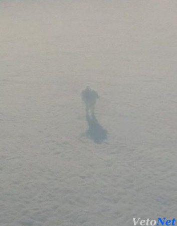 Пассажир самолета сфотографировал "человека", гуляющего по облакам (Фото) 