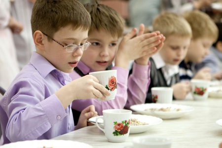 В Москве школьники будут питаться в столовых без электронных карт