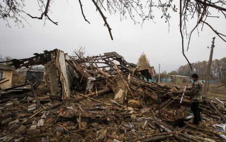 От украинских обстрелов в Донецке ранен военнослужащий, поврежден дом