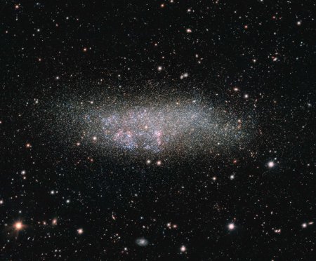 Астрономы сделали фотографию самой одинокой галактики в созвездии Кита