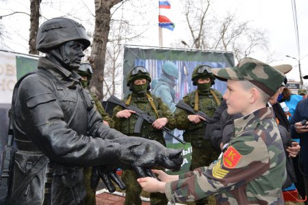 В России поставили памятник «Вежливым людям»
