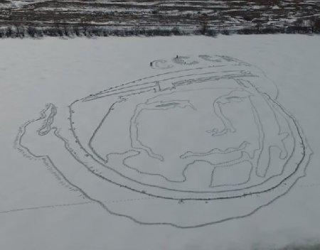 Художники-энтузиасты изобразили Юрия Гагарина на льду озера Велье