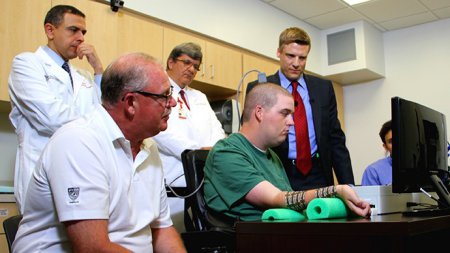 Американским ученым впервые удалось «оживить» парализованную руку