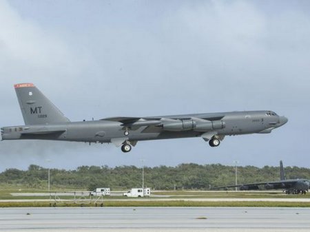 Американский стратегический бомбардировщик B-52 разбился на острове Гуам